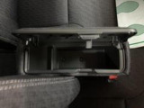 ベンチシート形状で足元も含め広々ゆったり座っていただけます。運転席側に装備してますセンターコンソールボックスを利用頂くとセパレートしてリラックス、ベンチにして開放的に2タイプお好みに合わせ使えます。