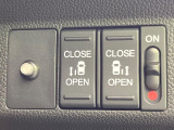 【両側パワースライドドア】スマートキーや運転席のスイッチで後席両側スライドドアの開閉が可能♪電動だから力を入れてドアを開ける必要が無く、小さなお子様でも簡単に開け閉めでき快適です♪