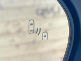 【ブラインドスポットモニター】走行中、ドアミラーの死角になりやすい箇所に後続車が接近するとサイドミラーのレンズに警告を表示!ドライバーに注意喚起をしてくれます。