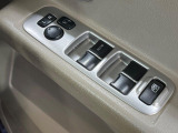 【電動格納ミラー】サイドミラーは電動格納式となっており、狭い駐車場でもキズがつくリスクを抑えられます。