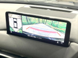 【マルチテレインモニター】車のフロントやサイドのカメラ画像を同時にモニター表示することで、悪路や狭い道を走行時でも周囲の状況確認ができ安心!本格SUVにうれしい装備です♪