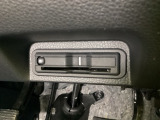 ハンドルの真下にETCがついています。高速道路の料金所の通過も楽々です。 カードの取り出しもしやすい場所についています。