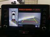 【全周囲モニター】車を上空から見下ろしたような映像をカーナビ画面に映し出し、車庫入れや縦列駐車をサポートしてくれます。