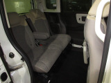 前席との距離や荷室長を左右で別々に調節できるスライドシートを標準装備しております。操作は荷室側からも行なえ、19CMのスライドができます。