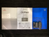 スマートキーは鍵をバッグに入れたままでもドアロックの開閉やエンジンのON・OFFができます。夜間や雨の日も鍵を探さなくて良いので便利です。