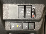 両側電動スライドドアは運転席から操作ができるよう、操作スイッチが付いています。Hondaセンシング用のVSA(ABS+TCS+横滑り抑制)解除と路外逸脱抑制機能などのスイッチがあります。