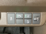 ハンドルの右側にはヘットライトリベライザーとHondaセンシング用のメインスイッチがついています。ヘッドライトリベライザーは道路状況や積荷の加重に応じてライトの高さを調節できます。