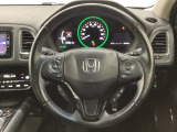 ハンドルにHondaセンシング系のクルーズコントロールやレーンキープアシストなどのスイッチと、オーディオの操作スイッチが装備されています。ハンドルから手を離さず安全に操作できます。