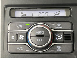 【オートエアコン】一度お好みの温度に設定すれば、車内の温度を検知し風量や温度を自動で調整。暑い&hellip;寒い&hellip;と何度もスイッチ操作をする必要はありません。快適な車内空間には必須の機能ですね♪