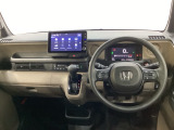 車内は光触媒抗菌消臭施工済です。インパネ周りはスタイリッシュなデザインで機能や装備も充実しています。グローブボックスやカップホルダーのほかにトレーなどたくさんの収納スペースが付いています。