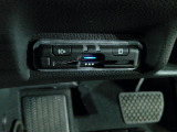 純正オプションで工賃込み33,000円の「ETC車載器」装着。アンテナ部にスピーカーを内蔵し、通行料金の他ETCカードの有効期限も音声でお知らせ。LEDランプでETCカードの挿入状態も確認できます。