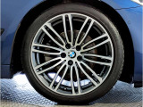 【BMWアロイホイル】軽量かつ強度に拘ったアロイホイル。走行性能ポテンシャルを引き出す設計。車の足元を引き締めてくれる大きなポイントはアロイホイルです。