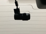 後方にもドライブレコーダーのカメラが付いています。前後両方でお車の周りを監視・記録いたします。