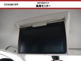 【後席モニター】 折りたたんで収納できるので使用しないときには邪魔になりません。長時間のドライブには是非音楽や映画を楽しんでください。