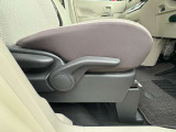 運転席シートは高さをラチェット式のレバーで調整します。女性の力でも簡単に変更することが可能です。ちょうどよいドライビングポジションで快適に運転していただけますね!!