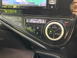 【オートエアコン】一度お好みの温度に設定すれば、車内の温度を検知し風量や温度を自動で調整。暑い&hellip;寒い&hellip;と何度もスイッチ操作をする必要はありません。快適な車内空間には必須の機能ですね♪