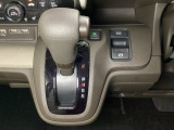 CVT車のセレクトレバーです。低速から高速まで、変速ショックのないスムーズな走りと、エンジン効率のよい領域を維持して燃費にも貢献します。サイドブレーキはスイッチ操作の電子制御パーキングブレーキです。