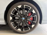 BMWの純正アロイホイールは軽量かつ強度にも優れているホイールで走行性能を引き上げる設計になっております。足元にもBMWは妥協がなくこだわっている個所になります。