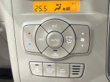 【オートエアコン】一度お好みの温度に設定すれば、車内の温度を検知し風量や温度を自動で調整。暑い&hellip;寒い&hellip;と何度もスイッチ操作をする必要はありません。快適な車内空間には必須の機能ですね♪