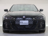 【キドニーグリル】BMWの代名詞。一目見ただけでBMWであると認識できる確固たるアイコンとして存在感を放ちます。