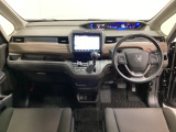 車内は光触媒抗菌消臭施工済です。スタイリッシュなデザインで暖かみのあるインパネ周りを演出します。グローブボックスやカップホルダーのほかにトレーなどたくさんの収納スペースが装備されています。