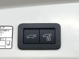 【パワーバックドア】スマートキーや運転席のボタンを押すだけでリアゲートが自動で開閉します!荷物を持っている時や、高い位置にあるバックドアを閉める際に便利な機能です♪