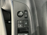 狭い駐車場で便利な電動格納ドアミラーが付いています。