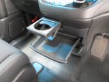 運転席からも助手席からも使いやすい位置に、引き出し式ドリンクホルダーとスマホなどを置けるトレイを配置しています。