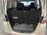 3列めを使用した場合の荷室です。