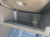 運転席周辺の収納も充実したドライバーズロアポケット。細かな使い勝手にも配慮されています。
