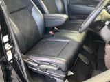 運転席は、高さを調整できるハイトアジャスター付きです。