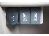 【USBジャック】運転中でもスマートフォン等の充電ができるUSBジャック付き!充電を気にすることなく、ドライブ中の音楽再生や通話等をお楽しみ頂けます!