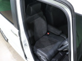 程よい硬さとホールド性が高いシートで長時間運転も快適です。