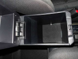 小物の収納に便利なセンターコンソールボックスです。