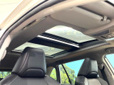 【大型サンルーフ】車内の解放感が一気に上がる大型のパノラマルーフ!季節を問わず開放的で快適なドライブをお楽しみいただけます。流通量も少なく希少価値の高い人気の装備です♪