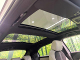 【パノラマルーフ】大型のガラスルーフ搭載で車内の解放感が一気にアップ!開放的なドライブをお楽しみいただけます。