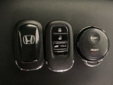 スマートキーを装備しています。鍵を差し込むことなくドアロックの開け閉めと、スタートボタン操作でのエンジンスタートができます。加えて、純正リモコンエンジンスターター用の操作キーもついています。