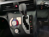 手元で直感的に扱える位置にあるので、運転中の姿勢が崩れにくく、快適なドライブをサポートします