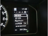 レーンディパーチャーアラートとは車線または走路からの逸脱の可能性を警告すると共に、車線または走路からの逸脱を避けるためのハンドル操作の一部を支援する機能です。詳細は販売店スタッフまでおたずねください。