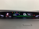中央にデジタル表示のスピードメーターを配したハイブリット専用メーターになっています。左側のインフォメーション画面で燃費などの情報を確認できます。