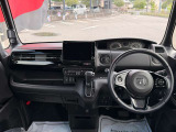視界の良さと操作性を両立したインパネ。運転に集中しやすいホンダらしい設計です。