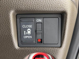 【左側パワースライドドア】左側がパワースライドドアになっており、運転席のスイッチやキーレスエントリーのボタンからでも開閉が可能です!狭い駐車場でのお子様の乗り降りに便利です!