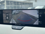 【マルチテレインモニター】車のフロントやサイドのカメラ画像を同時にモニター表示することで、悪路や狭い道を走行時でも周囲の状況確認ができ安心!本格SUVにうれしい装備です♪