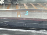 【ヘッドアップディスプレイ(HUD)】フロントウインドウガラスに走行情報を投影します。運転中の目線と重なるように表示されるので、少ない視線移動で速度が確認できるので、 ドライビングに集中できます!