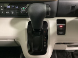CVT車のセレクトレバーです。低速から高速まで、変速ショックのないスムーズな走りと、エンジン効率のよい領域を維持して燃費にも貢献します。サイドブレーキはスイッチ操作の電子制御パーキングブレーキです。