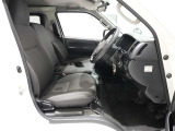 運転手を含め3名掛けのフロントシートとなります。