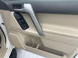 【パワーウインドウ】運転席のスイッチで、各席の窓ガラスの開閉ができます!あると便利ですよね!