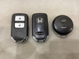 スマートキーを装備しています。鍵を差し込むことなくドアロックの開け閉めと、スタートボタン操作でのエンジンスタートができます。加えて、純正リモコンエンジンスターター用の操作キーもついています。