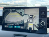 【マルチビューカメラ】マルチビューカメラ装備。車を上空から見下ろしたような映像や状況に応じた映像をナビ画面に表示します。自転車や小さなお子様の確認もできます。万が一を防ぐために。