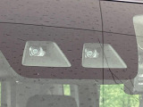 【スマートアシスト】走行中に前方の車両等を認識し、衝突しそうな時は警報とブレーキで衝突回避と被害軽減をアシスト。より安全にドライブをお楽しみいただけます。